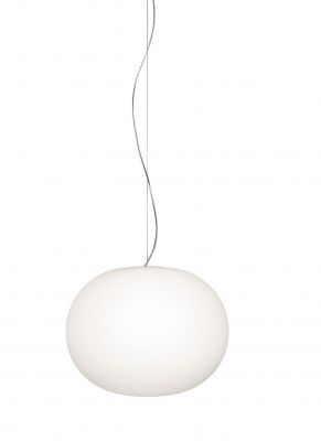 Weiße Glo Ball Hängeleuchte von Flos, modernes Design für Wohnzimmer und Esszimmer.
